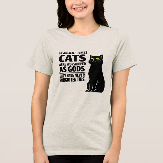 猫は神だったことを決して忘れない トライブレンドTシャツ (正面)