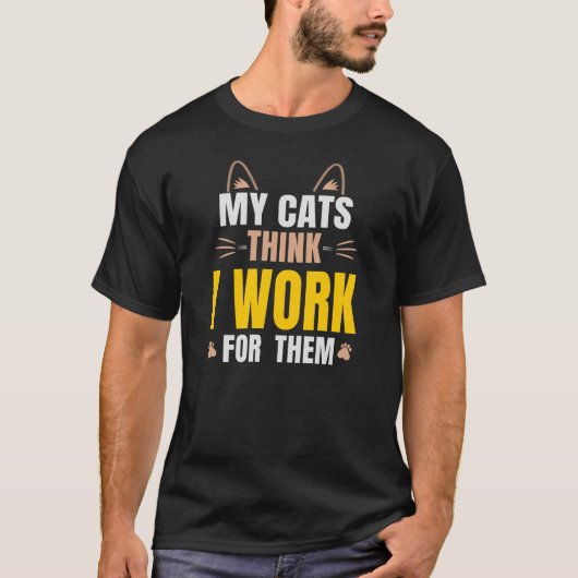 猫は私が自分たちの為に働いていると思っている 面白い猫好きタイプミス Tシャツ (正面)