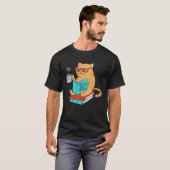 猫は良いコーヒーを飲んで良い本を読む 楽しい Tシャツ (正面フル)