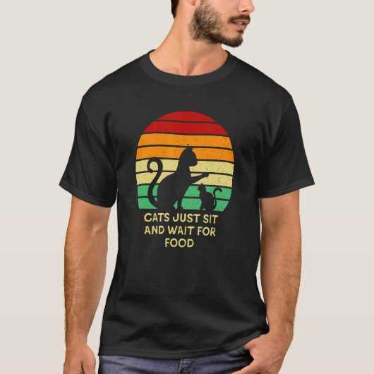 猫は食べ物を待って座っている 猫 ネタ 子猫 ダジャレ Tシャツ (正面)