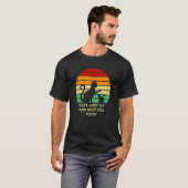 猫は食べ物を待って座っている 猫 ネタ 子猫 ダジャレ Tシャツ (正面フル)