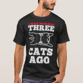 猫は3年前は普通の猫だった Tシャツ (正面)