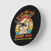 猫も2024年のトランプのアパレルを待っている ラウンド壁時計 (傾斜)