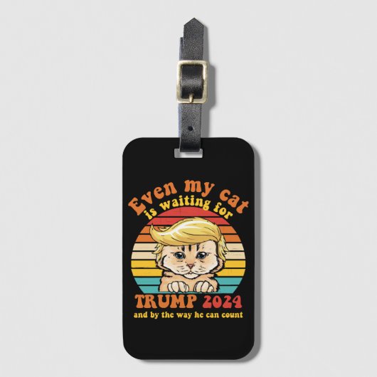 猫も2024年のトランプのアパレルを待っている ラゲッジタグ (正面縦)