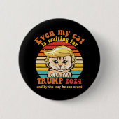 猫も2024年のトランプのアパレルを待っている 缶バッジ (正面)