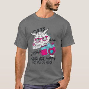 猫やカメラは私を幸せにしてくれるが、それほど多くはない Tシャツ