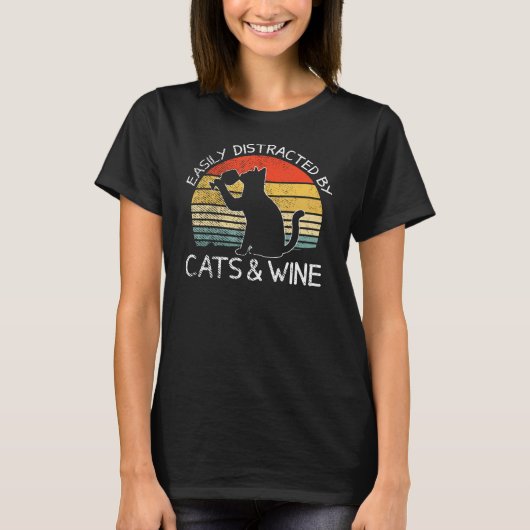 猫やワインの猫飲みおもしろい物に気を取られる Tシャツ (正面)