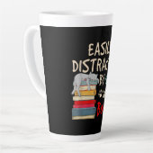 猫や本に心を奪われやすい |おもしろい猫 カフェラテマグ (左アングル)