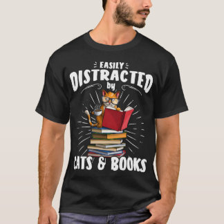 猫や本に気を使われやすい可愛い猫ファミリー Tシャツ