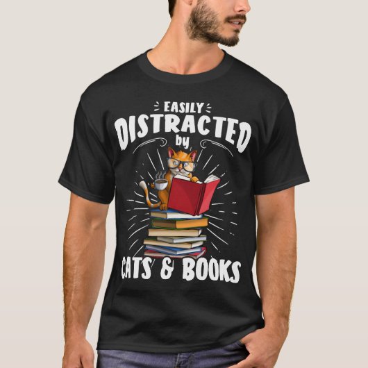 猫や本に気を使われやすい可愛い猫ファミリー Tシャツ (正面)