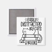 猫や本に気を取られおもしろいやすい マグネット (正面/裏面)