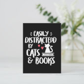 猫や本に気を取られやすい – Cat & Book ポストカード (スタンド正面)