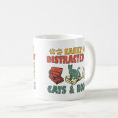 猫や本に気を取られる コーヒーマグカップ (正面右)