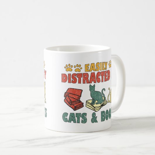 猫や本に気を取られる コーヒーマグカップ (正面右)