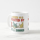 猫や本に気を取られる コーヒーマグカップ (正面左)