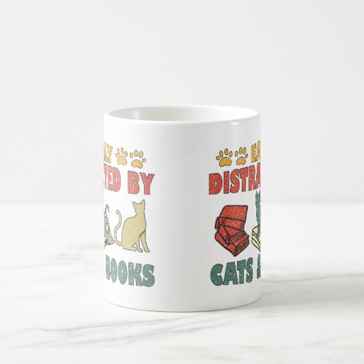 猫や本に気を取られる コーヒーマグカップ (中央)