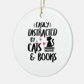 猫や本に気を取られる – Cat & Book L セラミックオーナメント (左)
