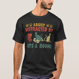 猫や本に気を取られる Tシャツ