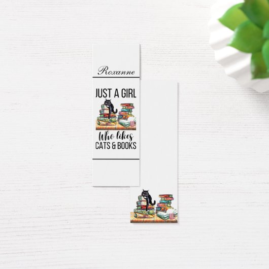 猫や本のブックマークが好きな少女 (デスク)