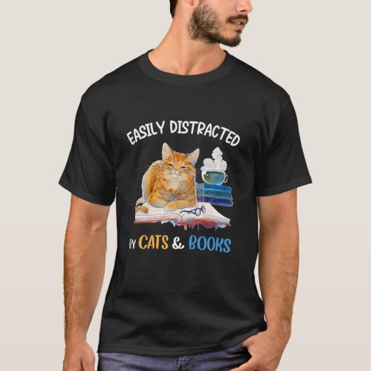 猫や本の猫に気を取られる Tシャツ (正面)