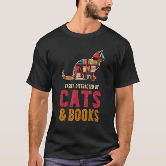 猫や本の猫や本に気を取られやすい Tシャツ (正面)