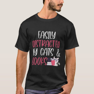 猫や本の猫や本に気を取られる Tシャツ