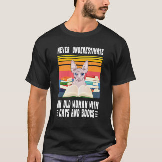 猫や本を持った老婆を甘く見たことがない Tシャツ