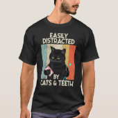 猫や歯の歯医者に簡単に気を取られるH Tシャツ (正面)