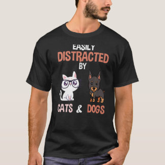猫や犬に気を取られやすい Tシャツ