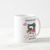 猫や裁縫の愛人に気を取られる コーヒーマグカップ (正面右)