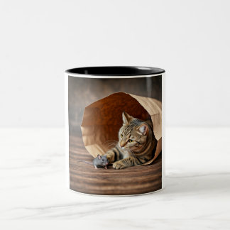 猫よくはしゃぐがバッグのマグカップ ツートーンマグカップ