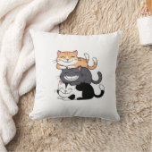 「猫よくはしゃぐを抱きしめる」装飾用クッション クッション (ブランケット)