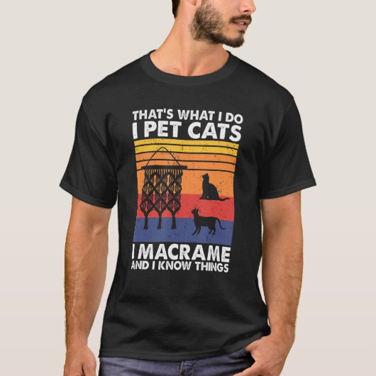 猫を可愛がるマクラメと知ってる Tシャツ (正面)