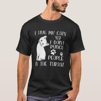 猫を抱きしめるから、人を殴ったりしない Tシャツ