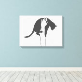 猫を持ち上げる若い女性 – 背景色を選択 キャンバスプリント (インサイチュ (ウッドフロア))