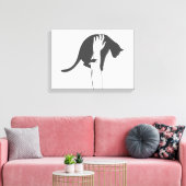 猫を持ち上げる若い女性 – 背景色を選択 キャンバスプリント (インサイチュ (リビング))