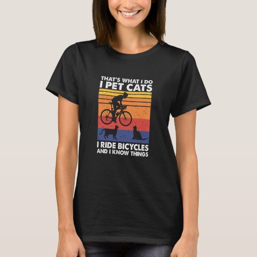猫を撫でています 自転車に乗っています そして色々知ってます サイクル Tシャツ (正面)