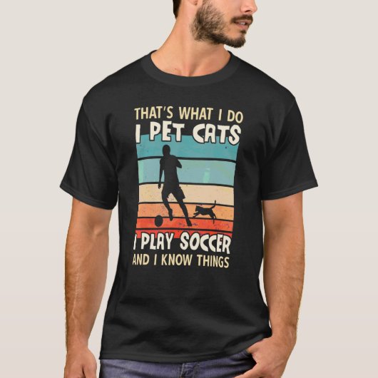 猫を撫でる サッカーをする 知識人 男性たち Tシャツ (正面)
