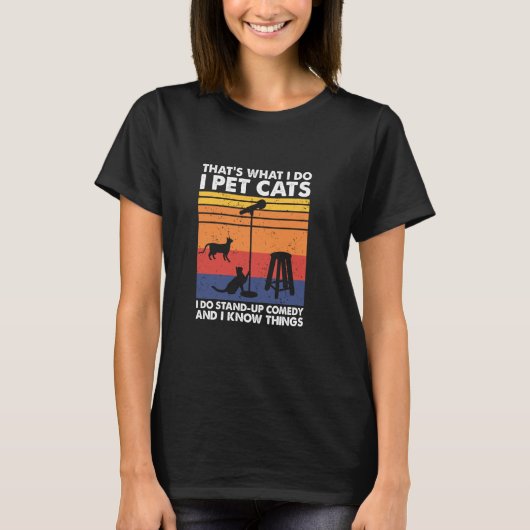 猫を撫でる 立ちコメディをする 色々知ってる人 Tシャツ (正面)