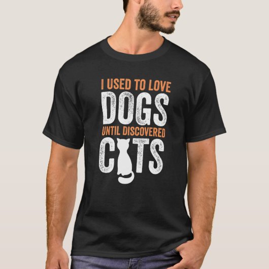猫を見つけるまで犬を好きだったおもしろい Tシャツ (正面)