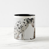 猫を見ている犬 ツートーンマグカップ (中央)