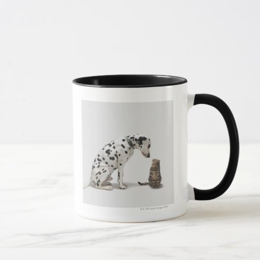 猫を見ている犬 マグカップ (右)