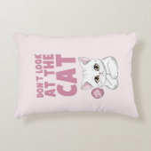 猫を見るなおもしろい白猫 アクセントクッション (正面)