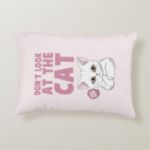 猫を見るなおもしろい白猫 アクセントクッション (裏面)