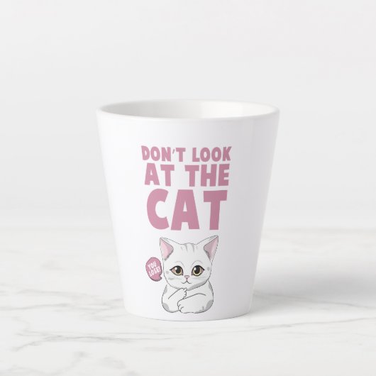 猫を見るなおもしろい白猫 カフェラテマグ (正面)