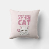 猫を見るなおもしろい白猫 クッション (裏面)