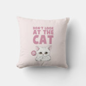 猫を見るなおもしろい白猫 クッション (正面)