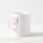 猫を見るなおもしろい白猫 コーヒーマグカップ (正面左)