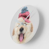 猫を頭に乗せたかわいいフワフワの犬 ラウンド壁時計 (傾斜)