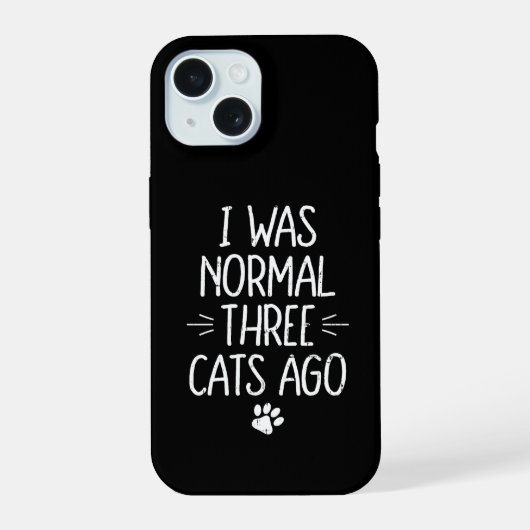 猫を3匹飼う前は普通だった 面白い猫のギフト iPhone 15ケース (裏面)